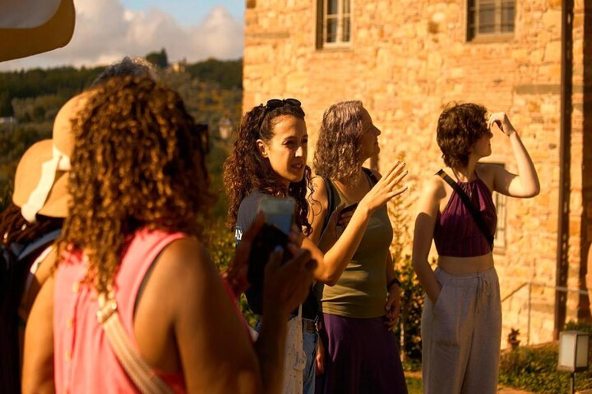 un gruppo di donne in piedi davanti a un edificio