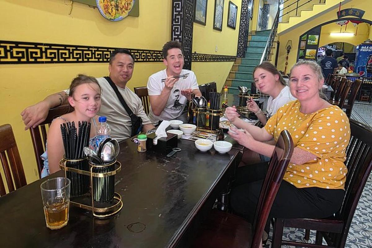 un gruppo di persone sedute a un tavolo in un ristorante