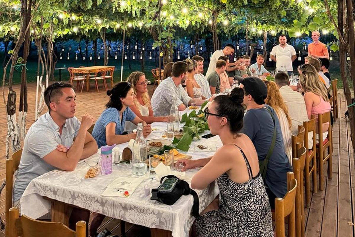 קבוצת אנשים יושבים ליד שולחן ואוכלים