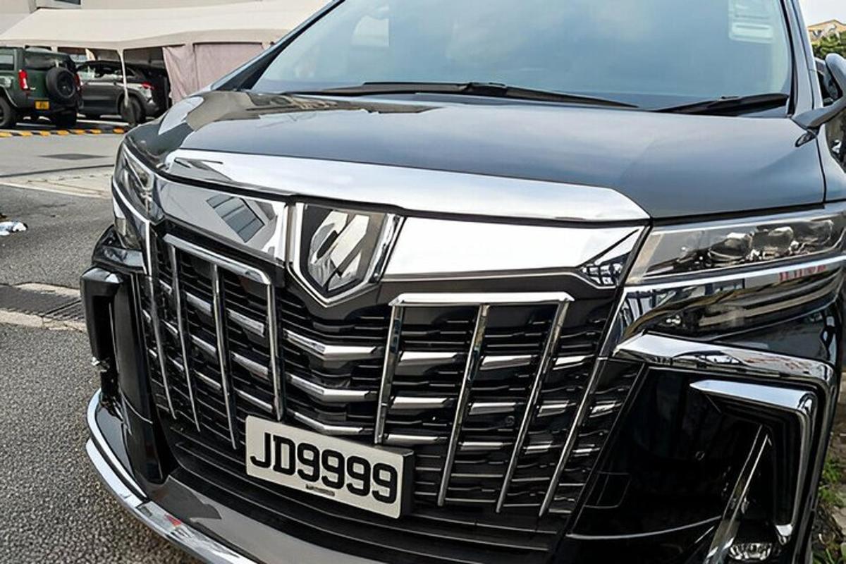 sebuah kereta hitam diletakkan di tempat letak kereta