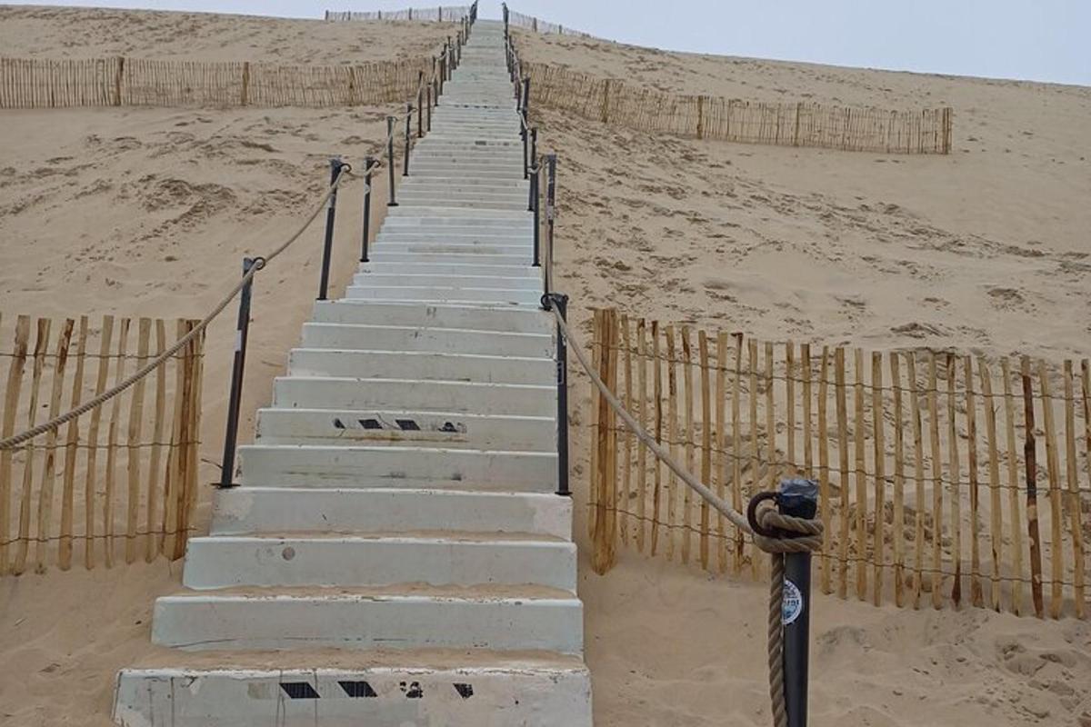 et sæt trapper i sandet på en strand