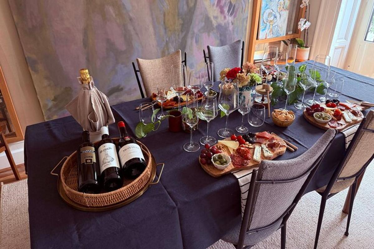 un tavolo blu con cibo e bottiglie di vino