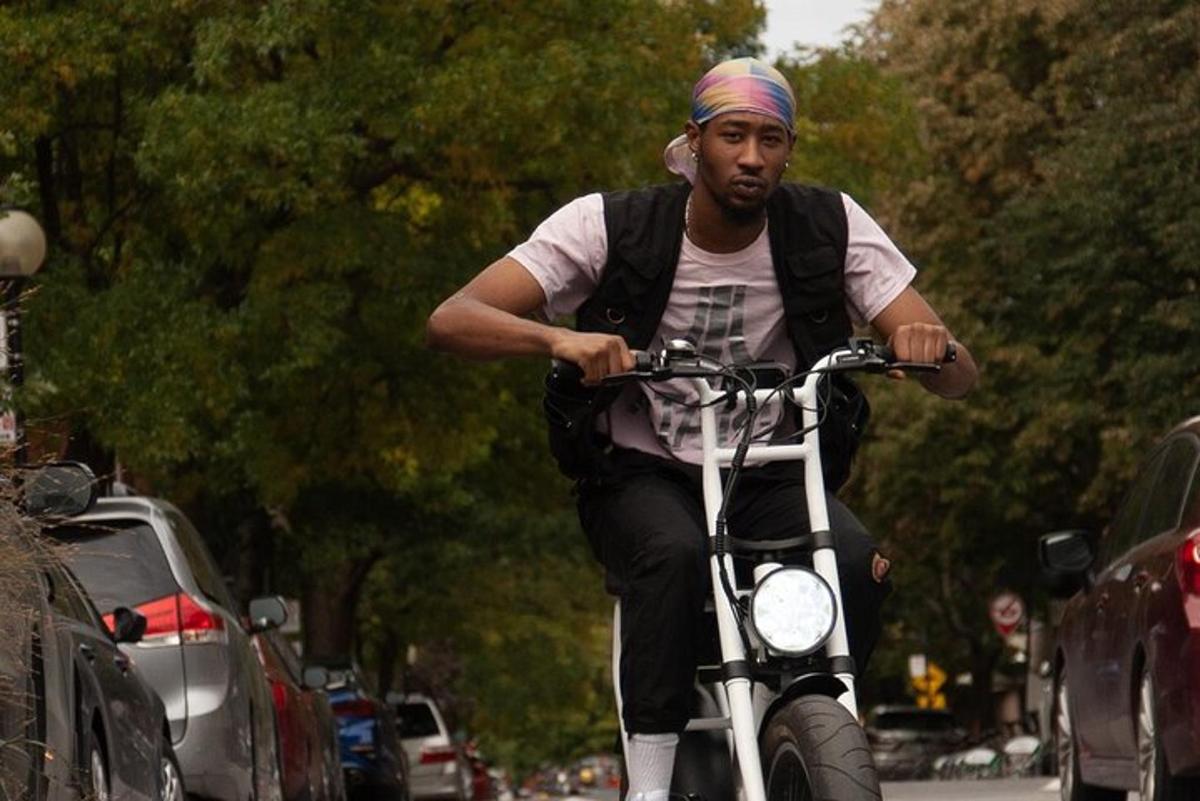 een man die op een motorfiets door een straat rijdt