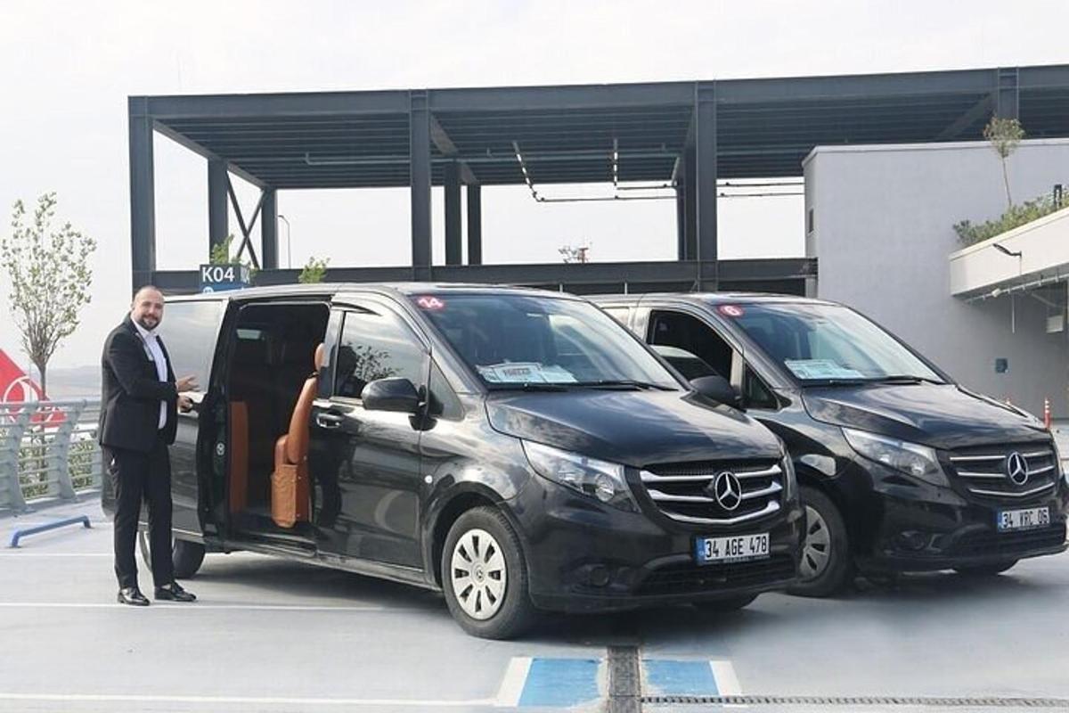 muž otevírající dveře černé dodávky