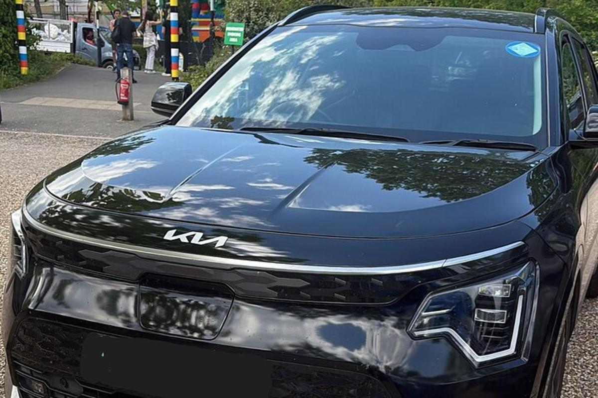 černé auto je zaparkované na ulici