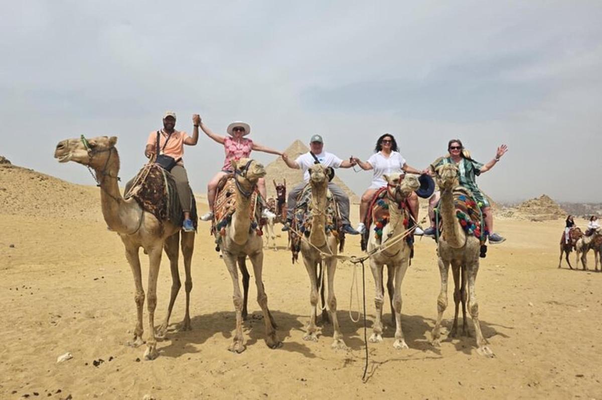 Un grupo de personas montando camellos en el desierto.