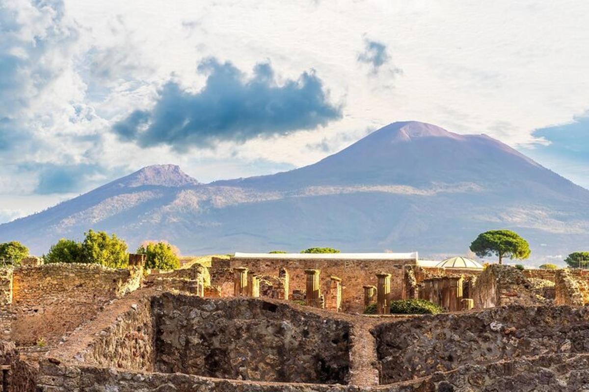 una vista di una montagna dietro un muro di pietra