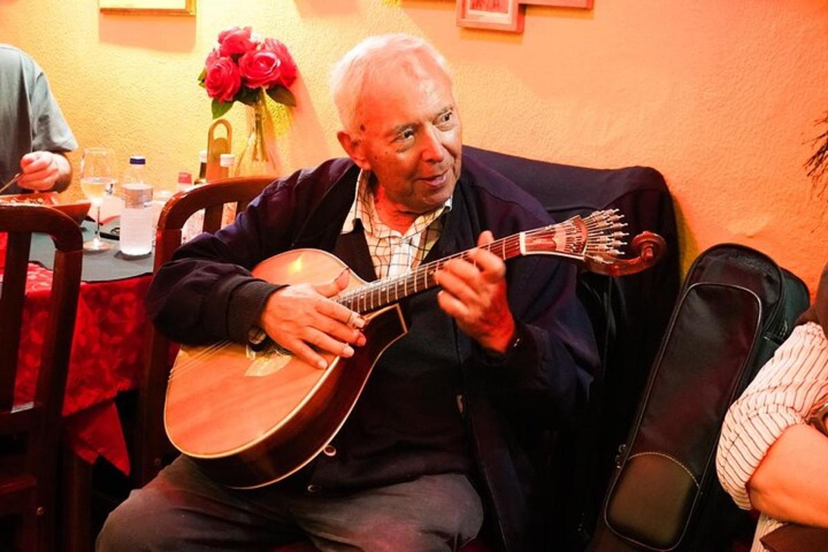 een man die op een stoel zit en gitaar speelt