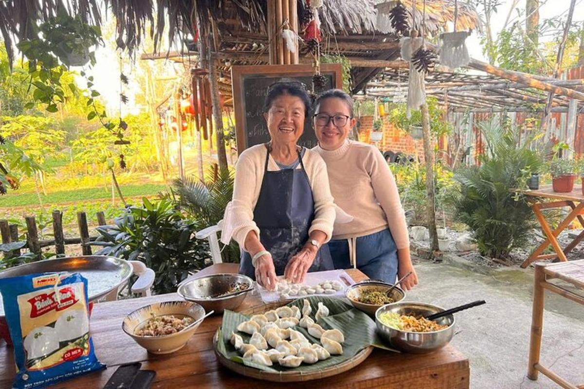due donne in piedi davanti a un tavolo con del cibo