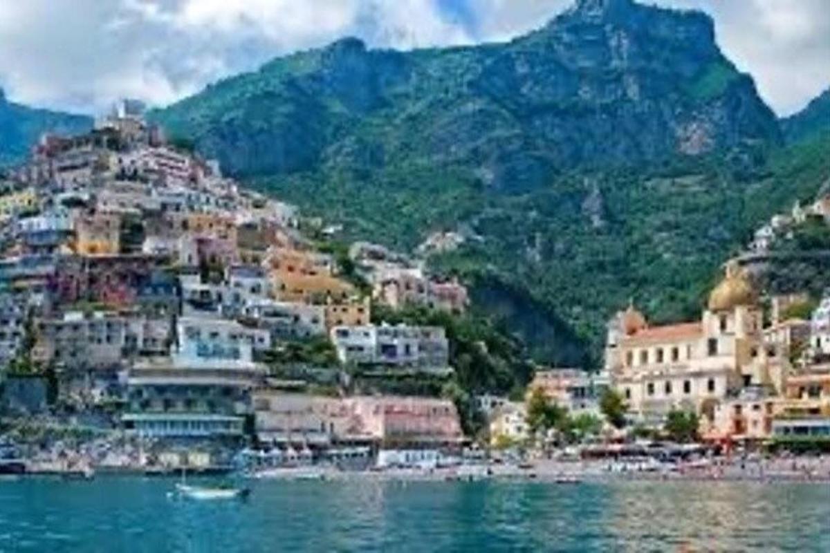 μια πόλη σε έναν λόφο με σπίτια πάνω στο νερό
