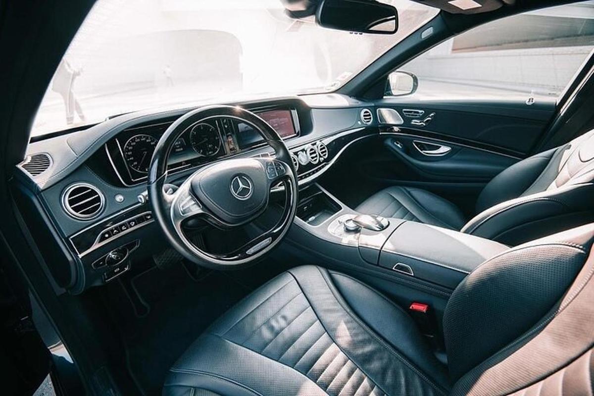 pemandangan bagian dalam mobil acedes benz
