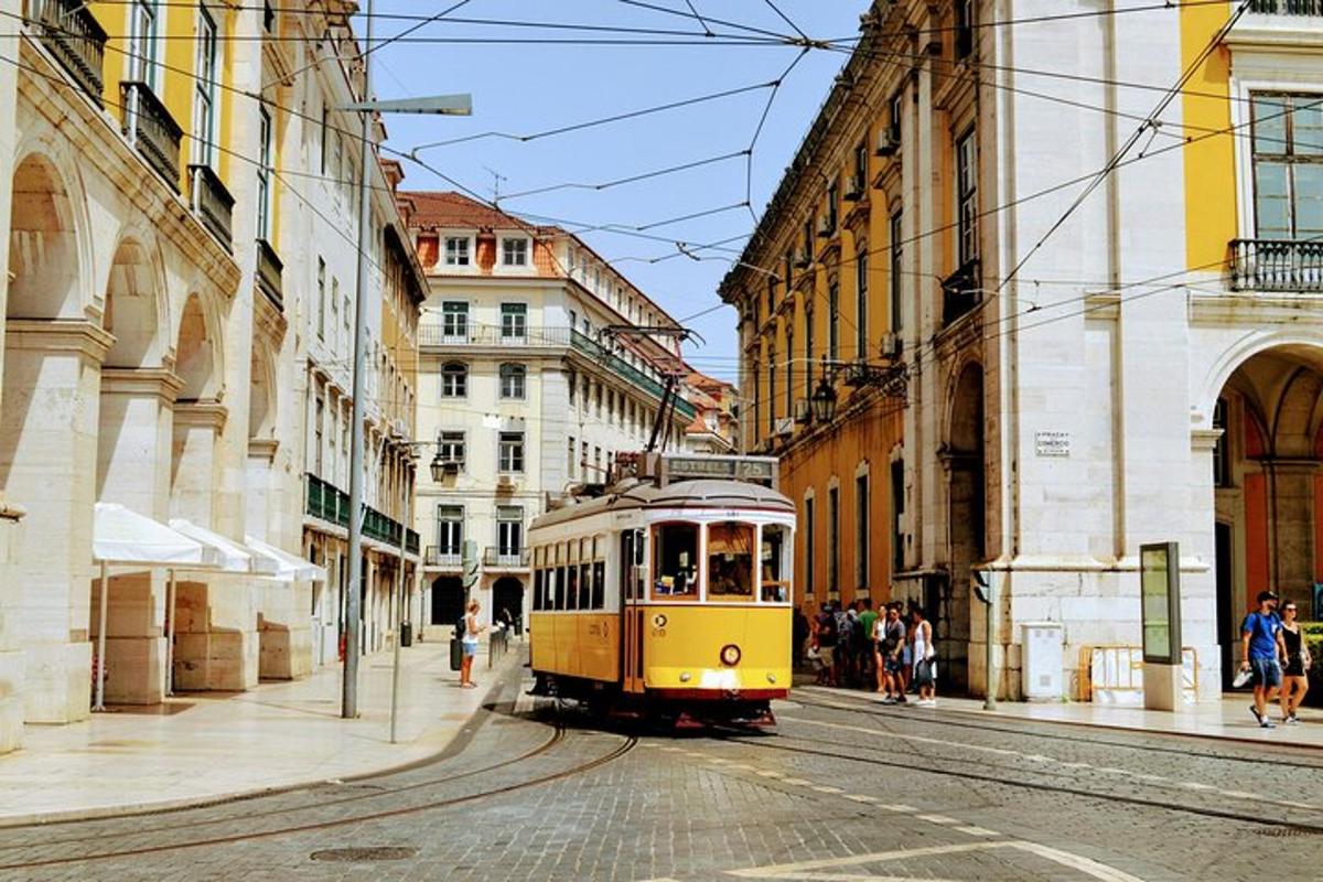 un tram giallo su una strada cittadina con edifici