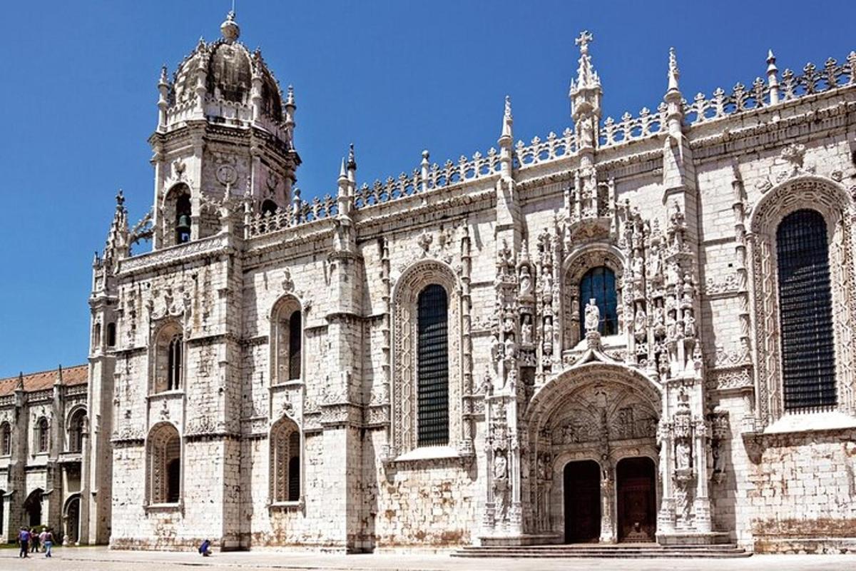 un grande edificio in pietra con una torre dell'orologio