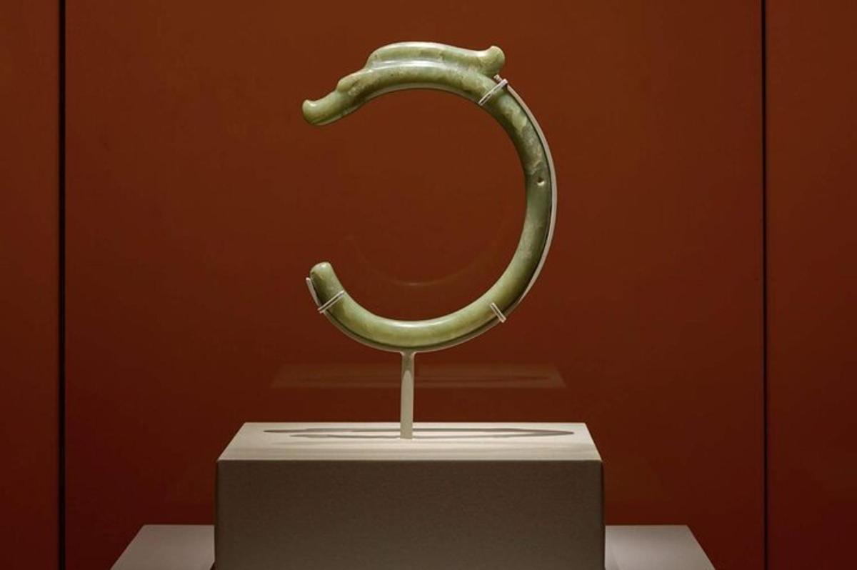 a statue of a letter c on a stand