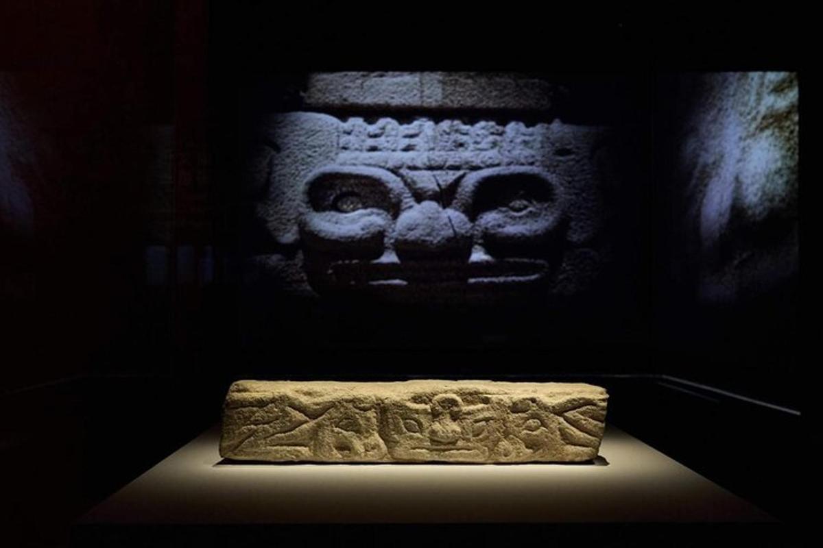 kamenný artefakt s obličejem na zdi