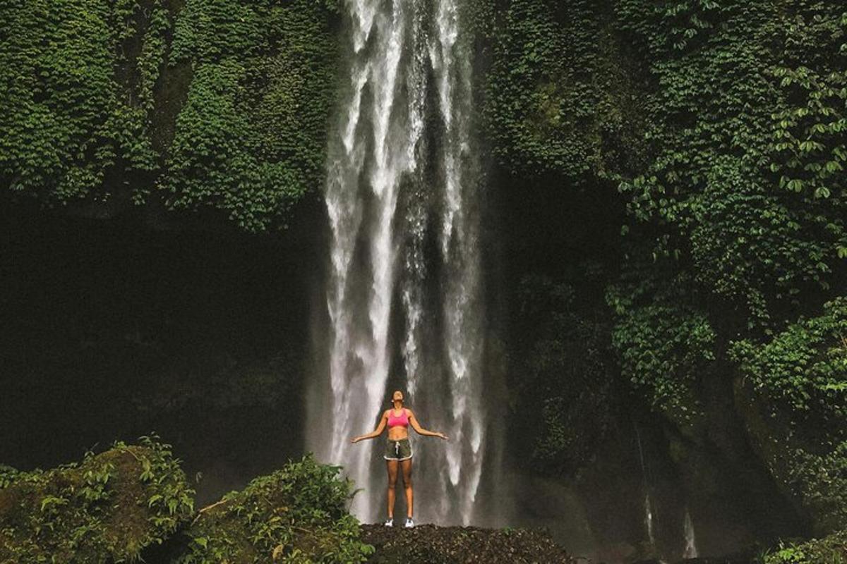 una donna in piedi davanti a una cascata