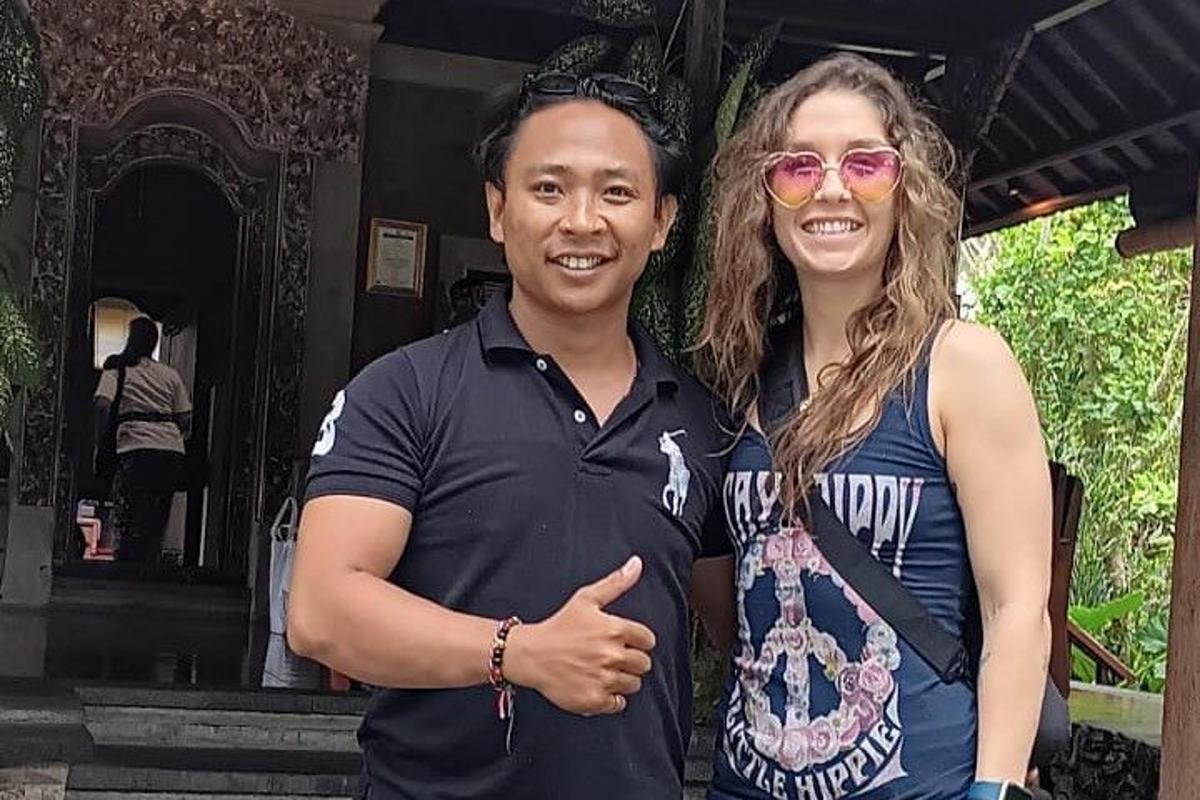 seorang lelaki dan seorang wanita bergambar