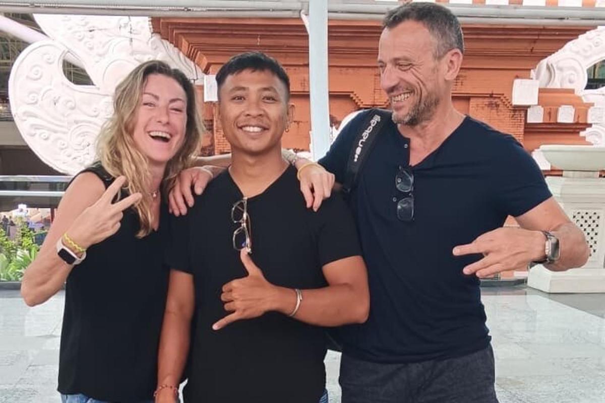 due uomini e una donna posano per una foto