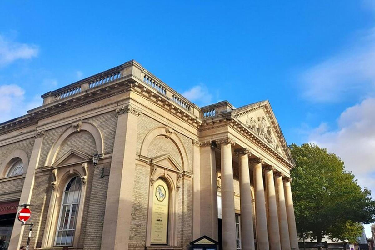 un grand bâtiment avec des colonnes et une horloge dessus