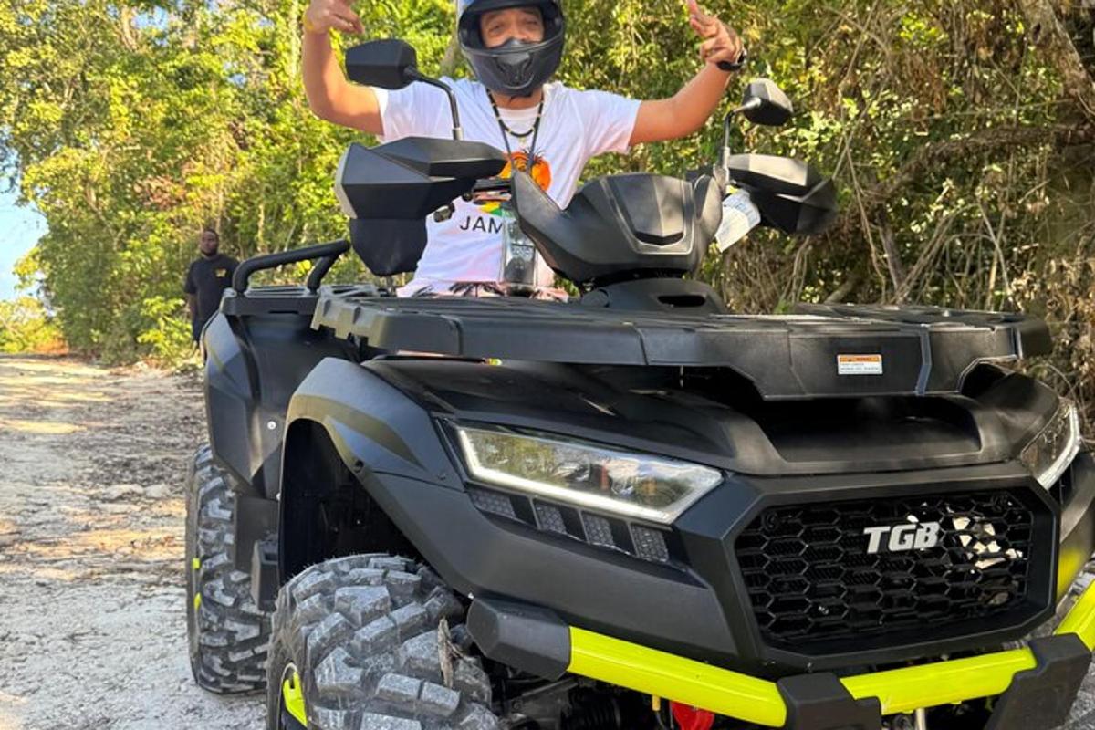 un home amb casc en un quad