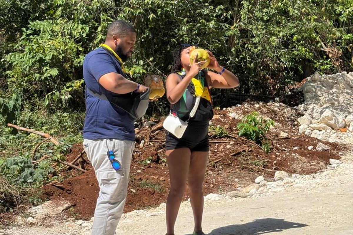 Ένας άντρας και μια γυναίκα φωτογραφίζουν μια μαϊμού