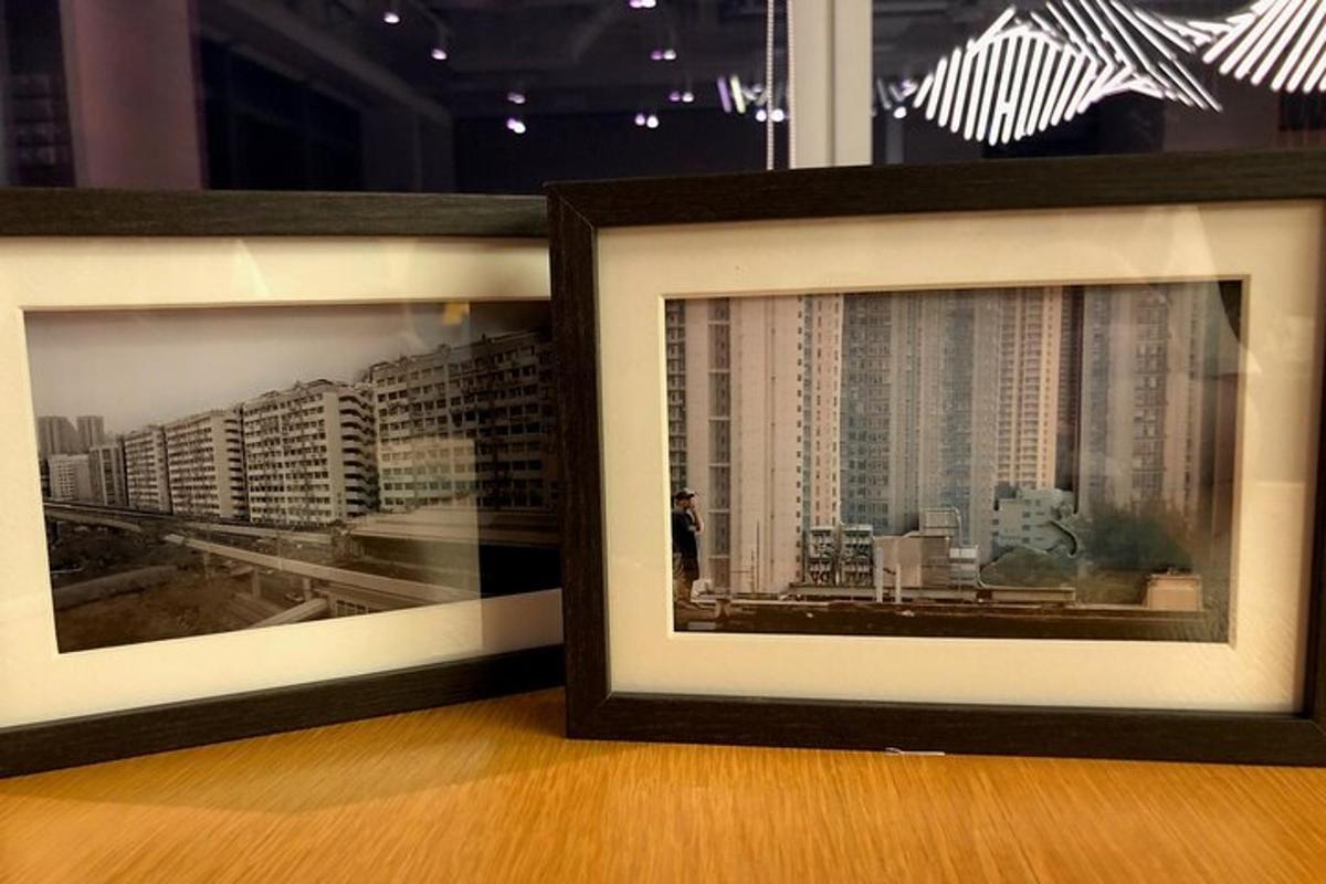 dve uokvirjeni fotografiji mesta v sobi