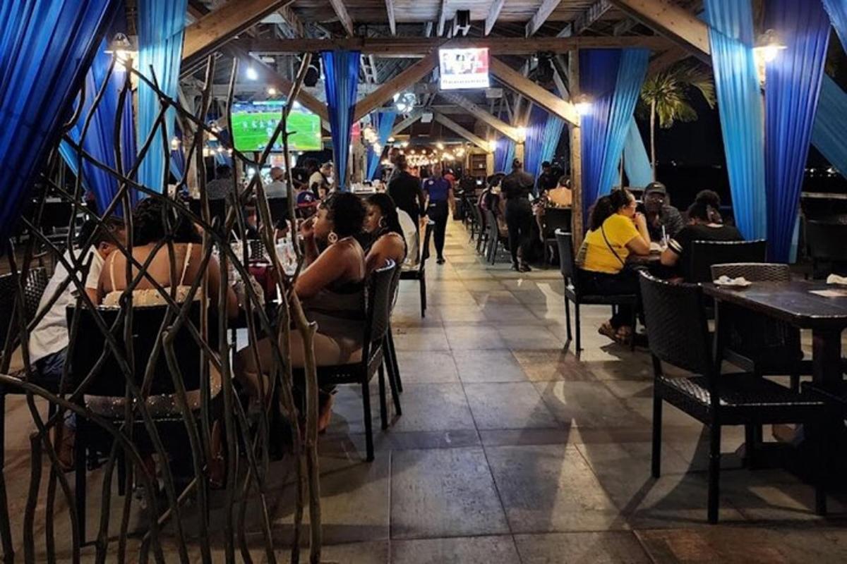 grupa ludzi siedząca przy stołach w restauracji