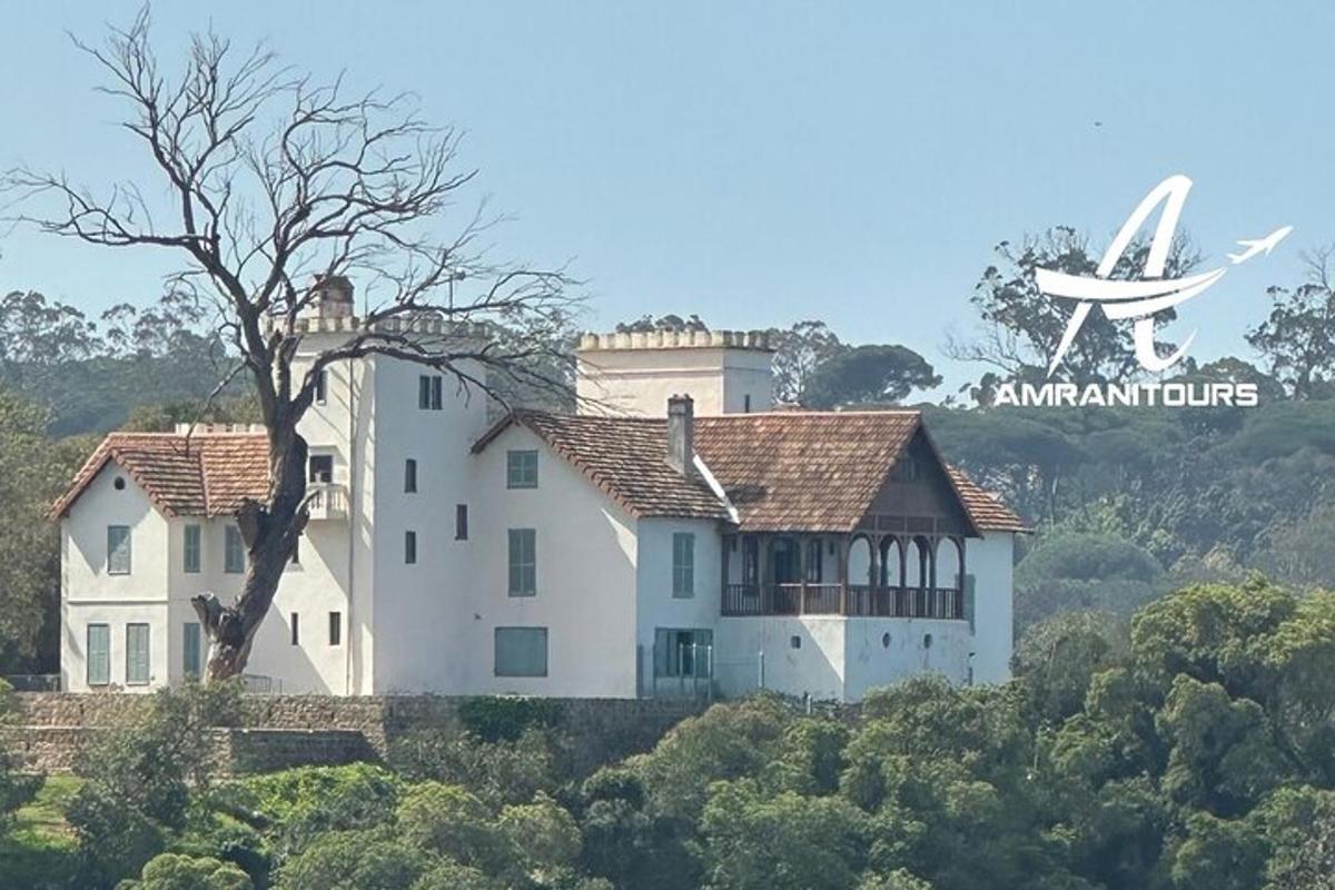 una grande casa bianca in cima a una collina