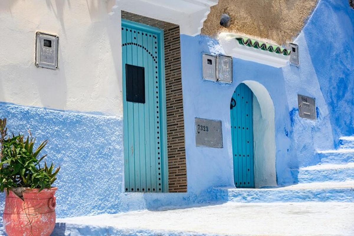 ένα μπλε και άσπρο κτίριο με μια μπλε πόρτα