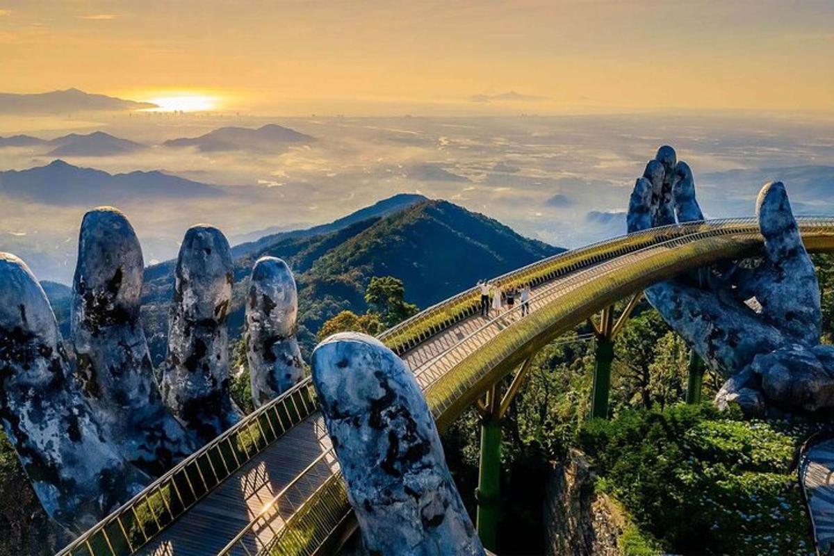 un ponte in montagna con delle persone sopra