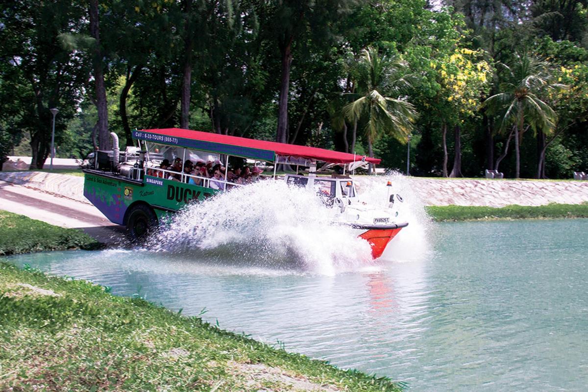 um barco na água com pessoas nele