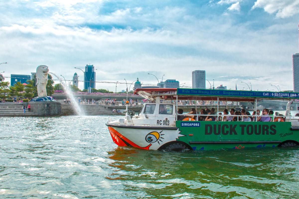 um barco na água com pessoas nele