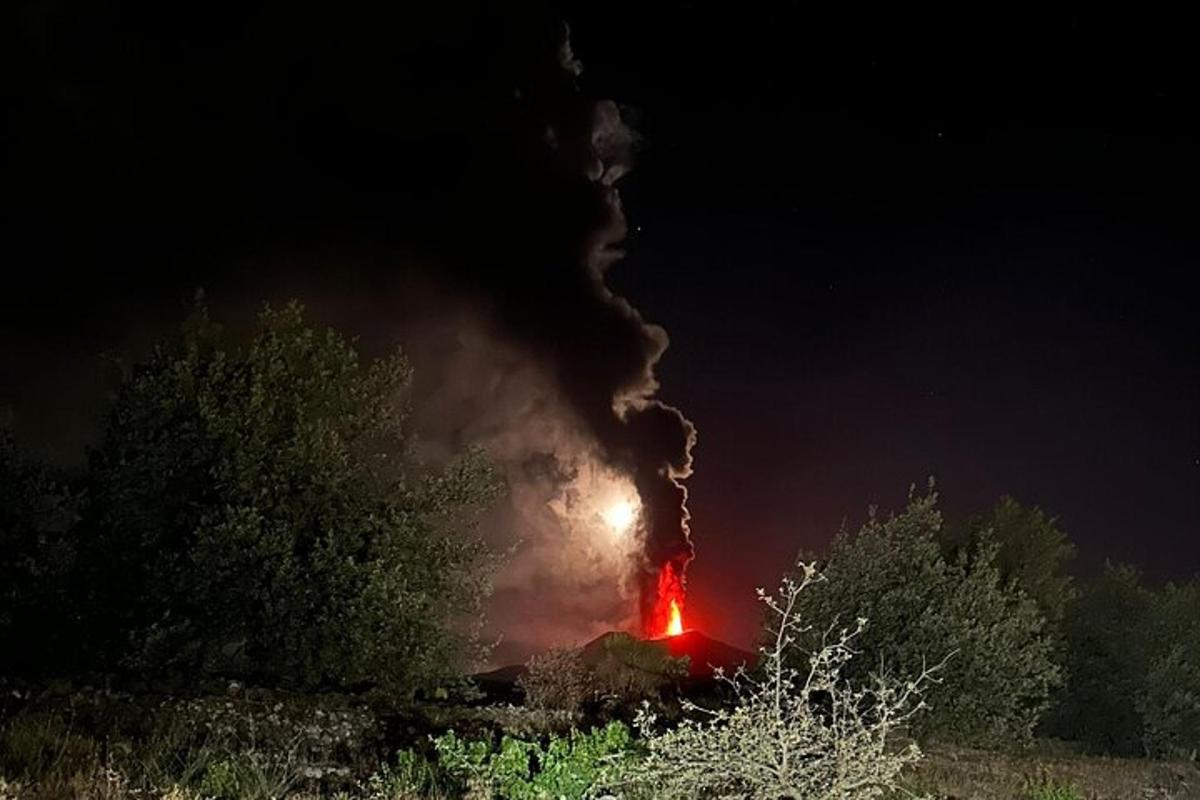 Nachts brennt auf einem Feld ein Feuer