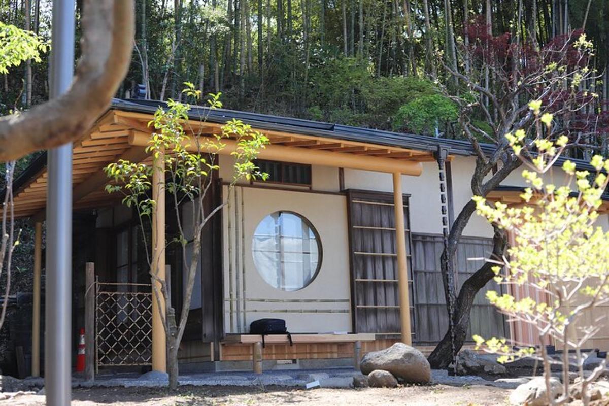 una casa amb una finestra i una cadira davant