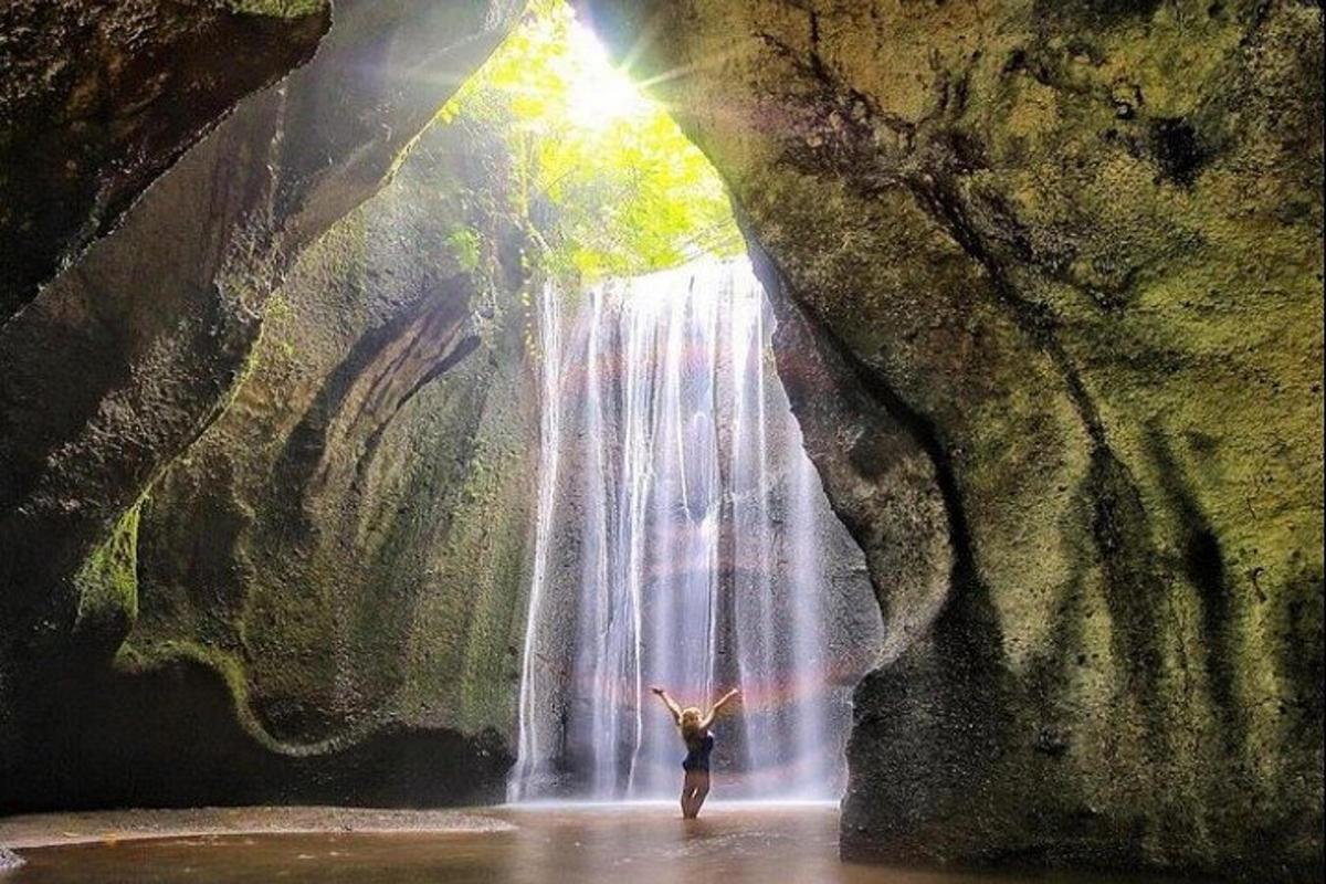 una donna in piedi davanti a una cascata