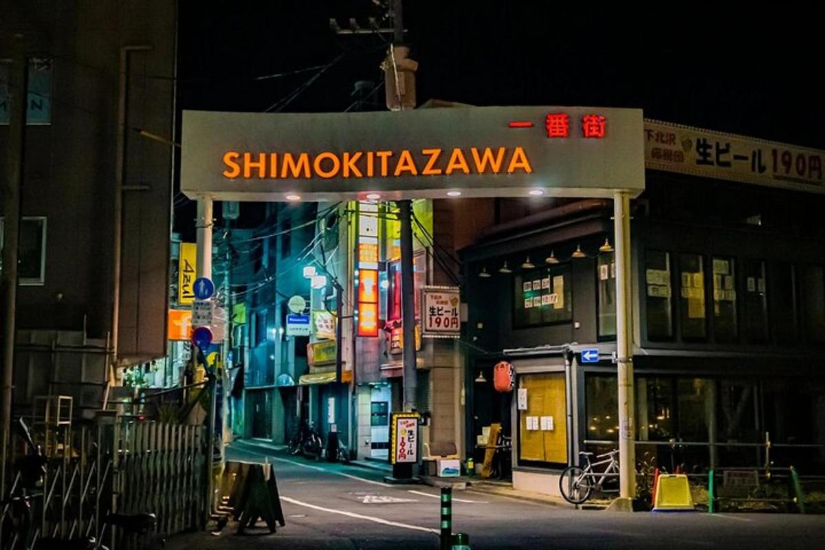 Napis Shimokitazawa na ulici ponoči