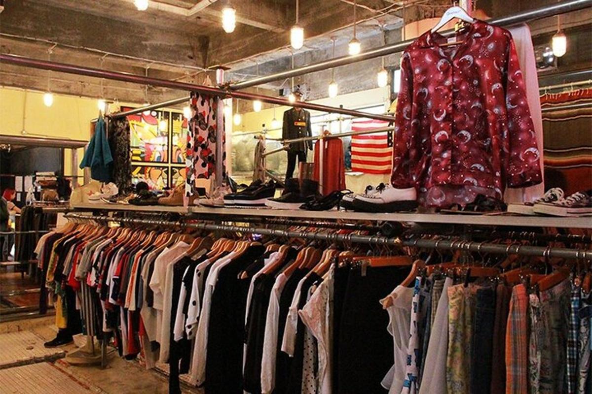 ร้านขายเสื้อผ้าที่มีราวแขวนเสื้อผ้า