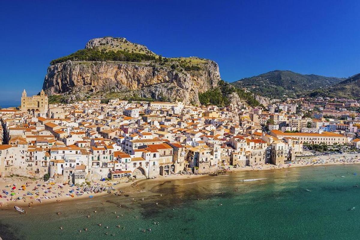 una vista di una città su una spiaggia