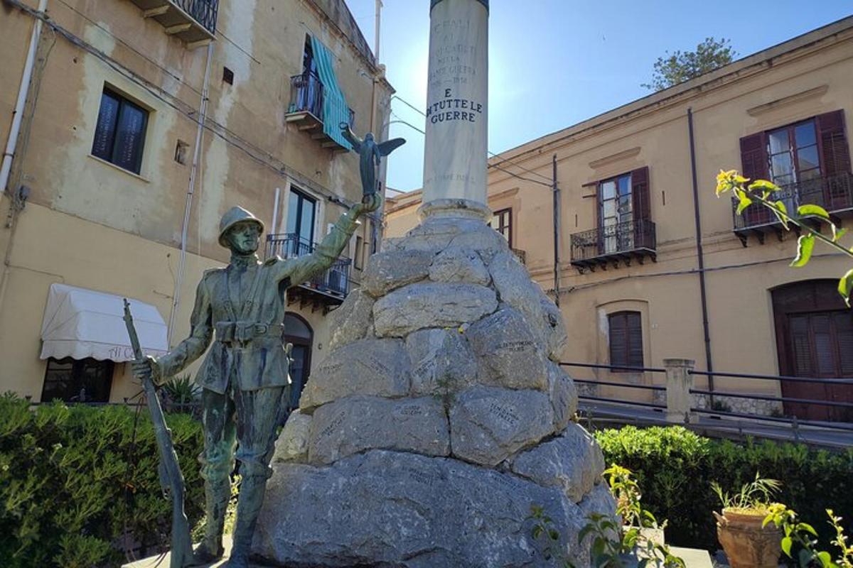 una statua di un uomo in piedi davanti a un edificio