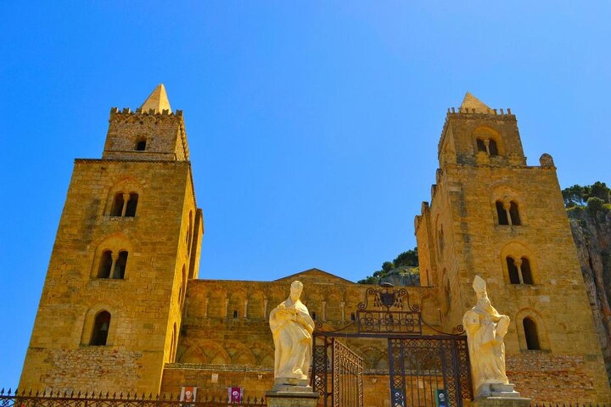 un grande edificio con statue di fronte