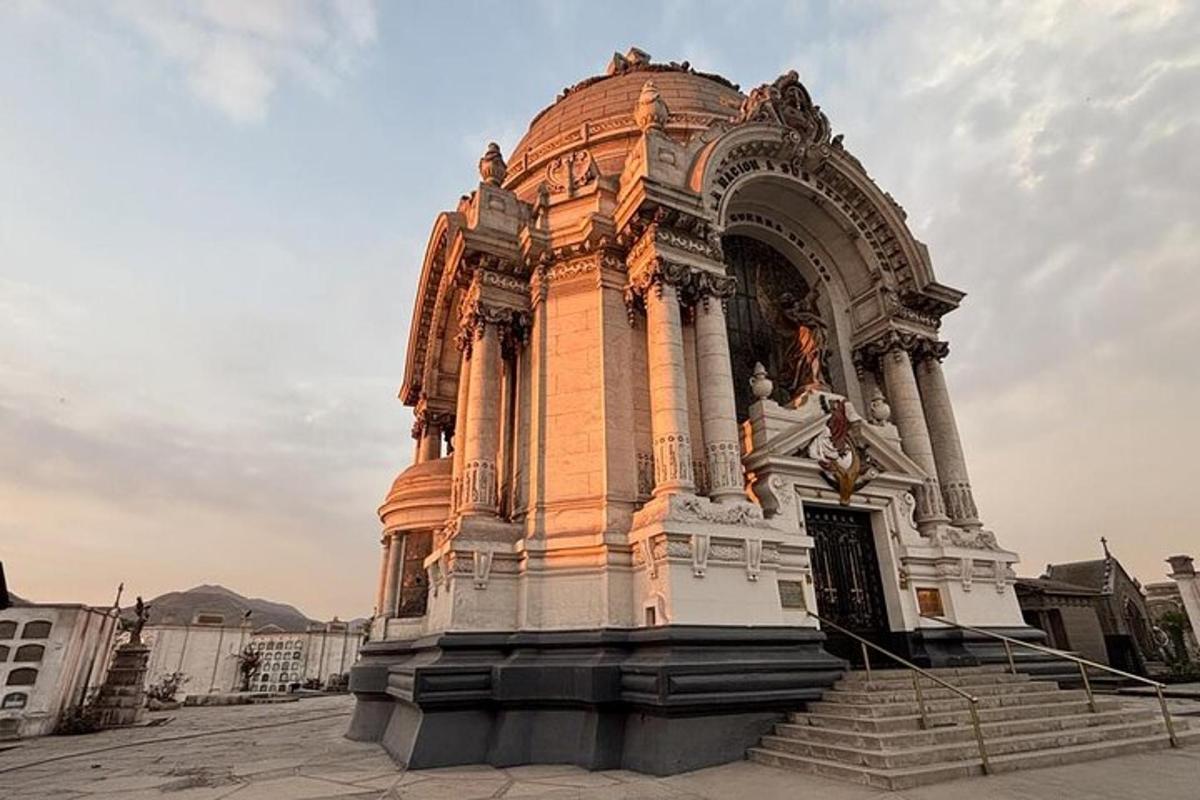 un edificio alto con una statua in cima
