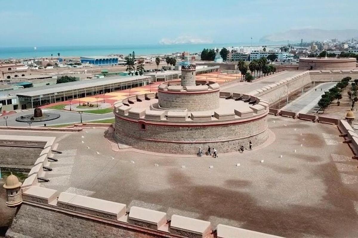 un edificio con un monumento nel mezzo di una città