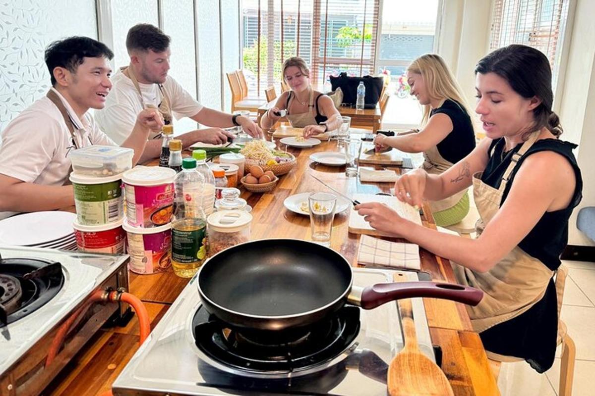 um grupo de pessoas sentadas ao redor de uma mesa comendo comida
