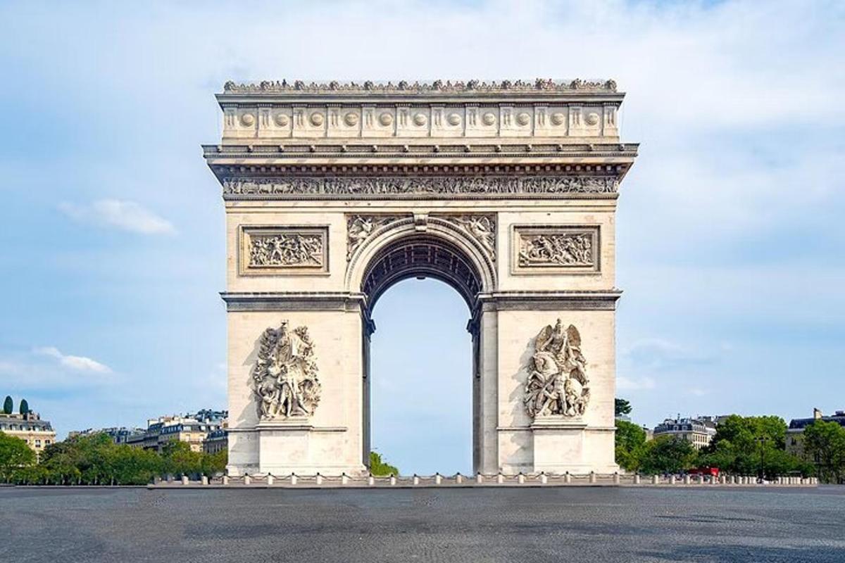 un grande monumento con statue su di esso in un parcheggio