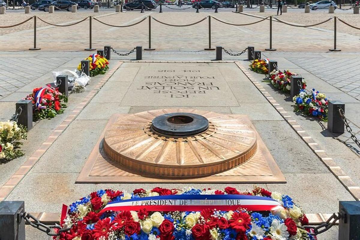 monument pargis, kus maas on lilled