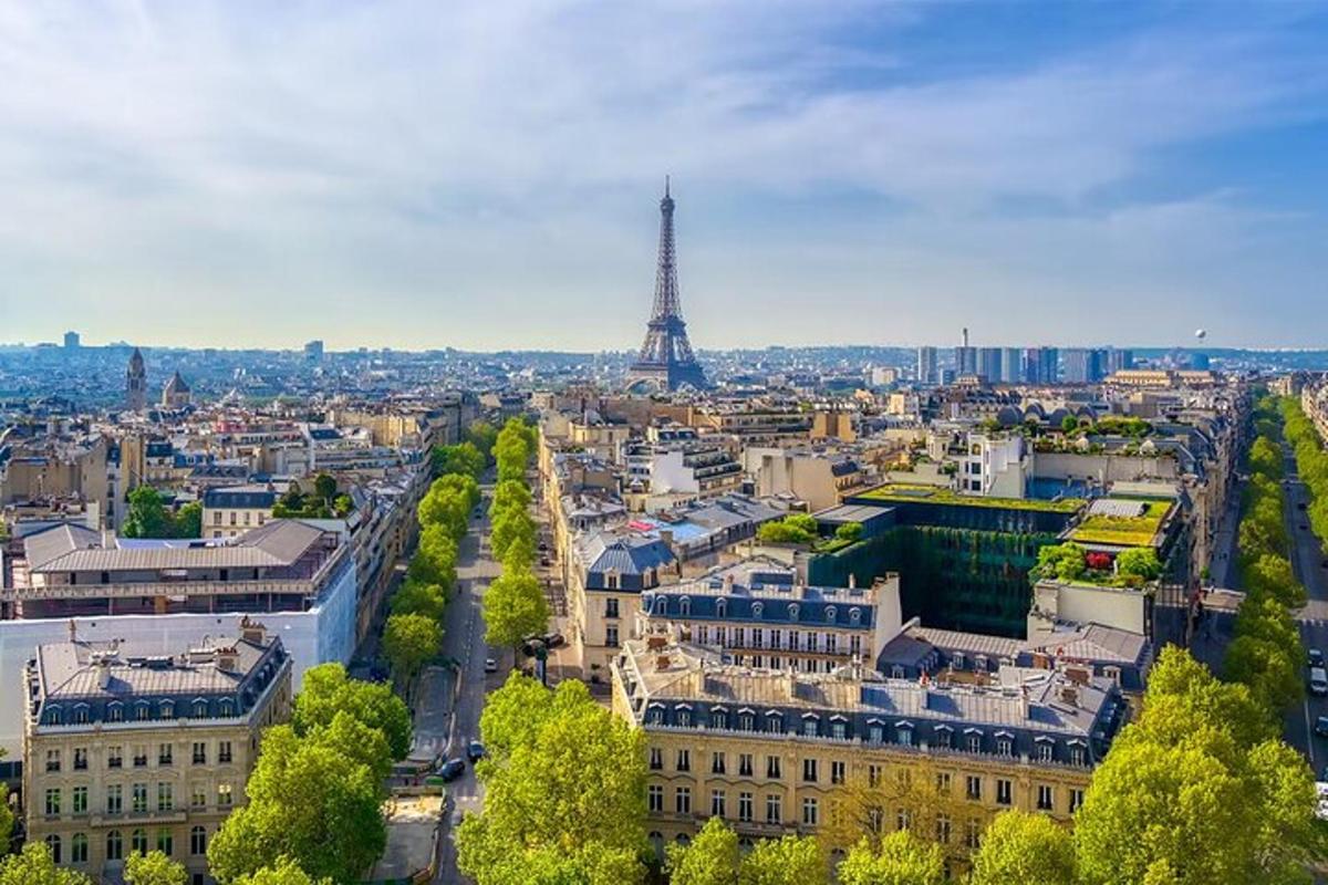 una vista aerea di una città con la torre Eiffel