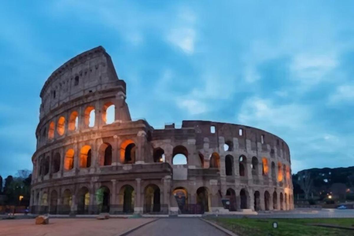 オレンジ色のライトが付いた大きな建物