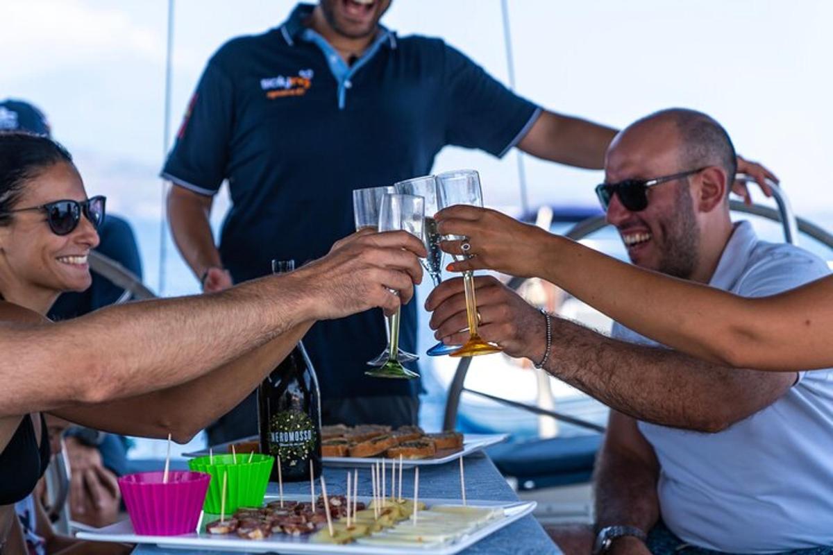 um grupo de pessoas segurando taças de vinho
