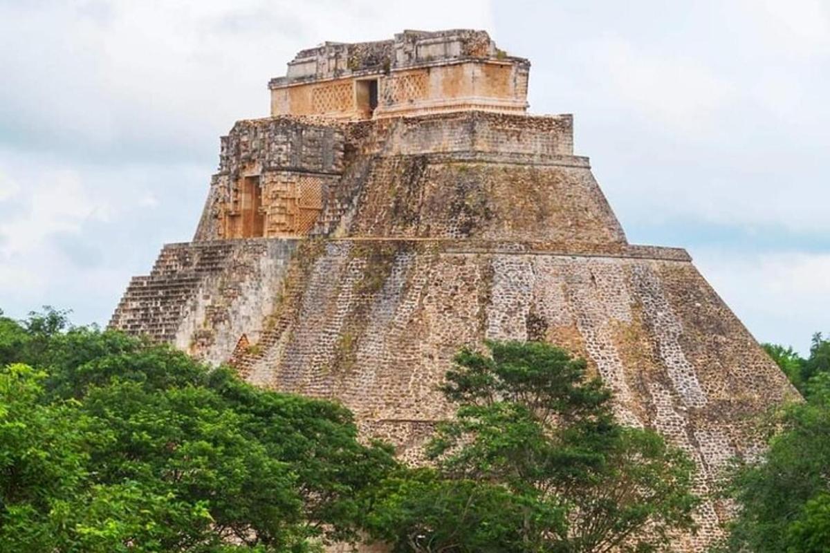 una gran torre al cim d'una muntanya