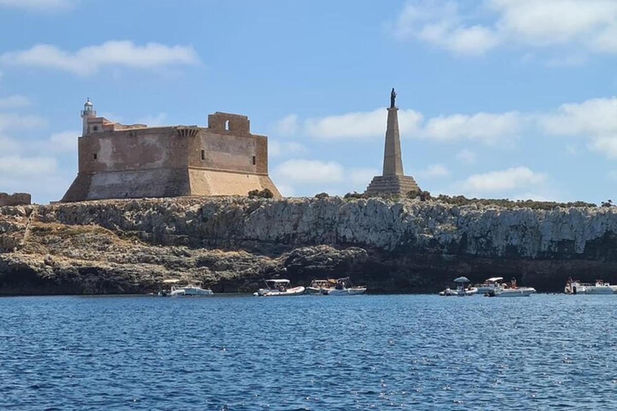 un castello e una torre su una collina con acqua